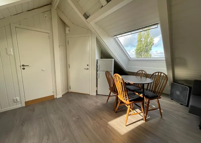 Stunning Hilltop Nest Unparalleled Views - Ideal For Tourists Business