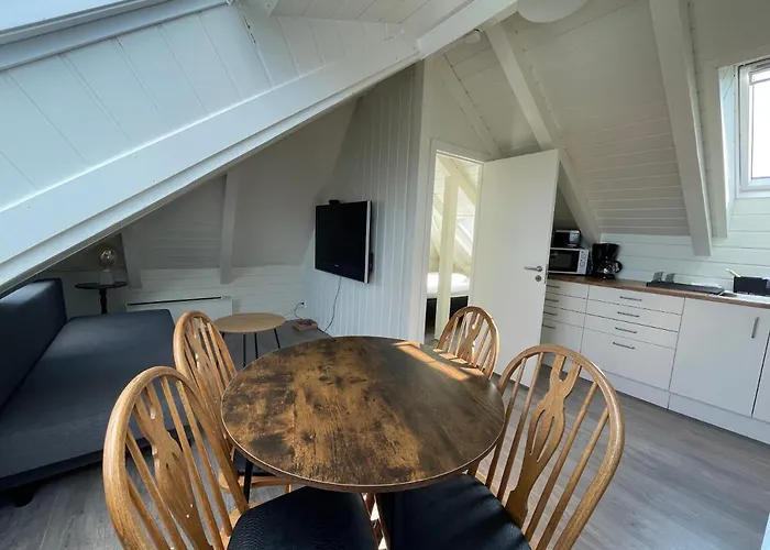 Stunning Hilltop Nest Unparalleled Views - Ideal For Tourists Business